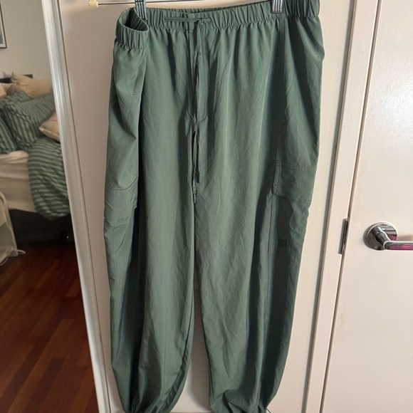Victorias Secret PINK Tech Stretch Green Cargo Pants - Picture 3 of 9